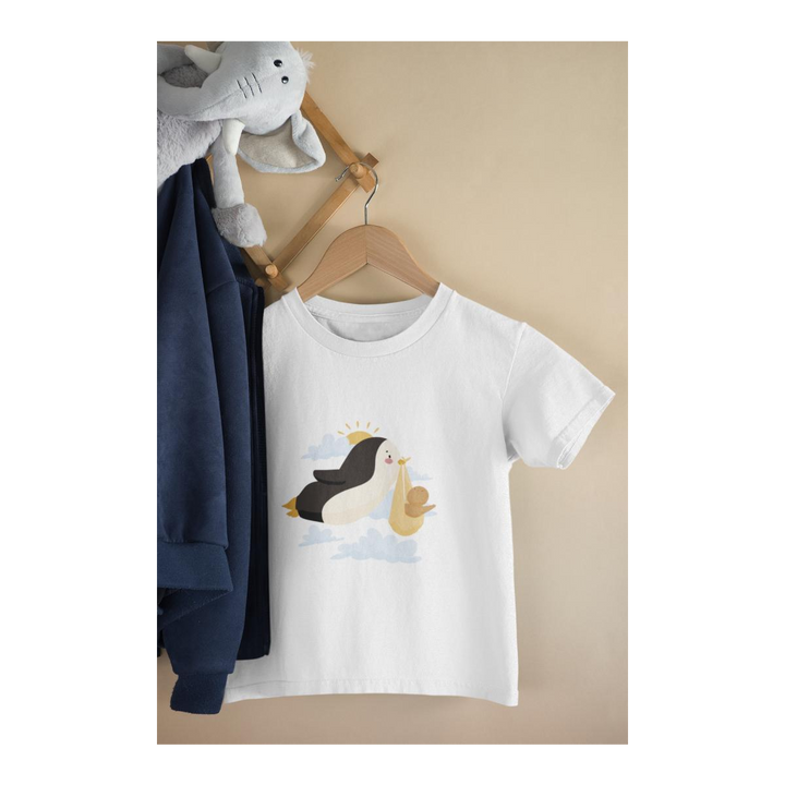Kinder T-Shirt Pinguin als Storch bringt Baby