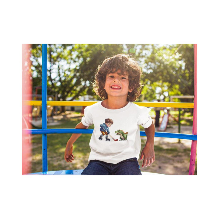 Kinder T-Shirt Junge spielt Eishockey mit Dino