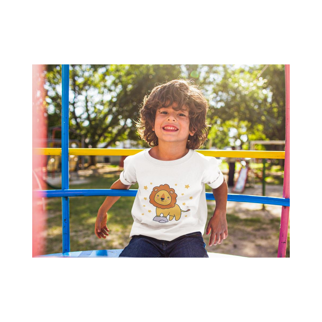 Kinder T-Shirt Kleiner Löwe auf Stein